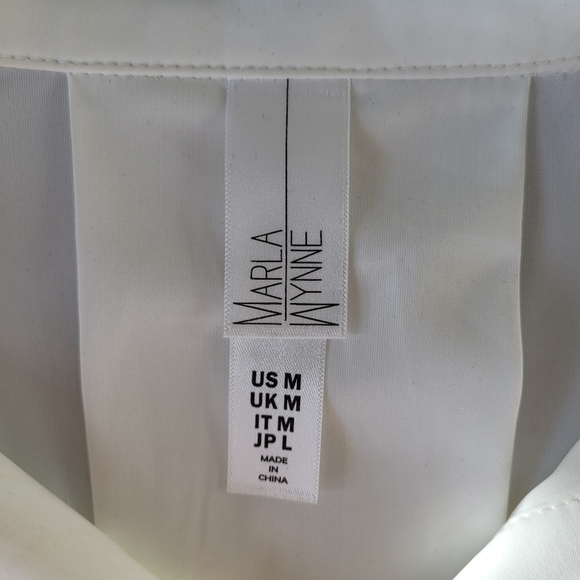 Beautiful Button Down Shirt Size Medium - Picture 13 of 15